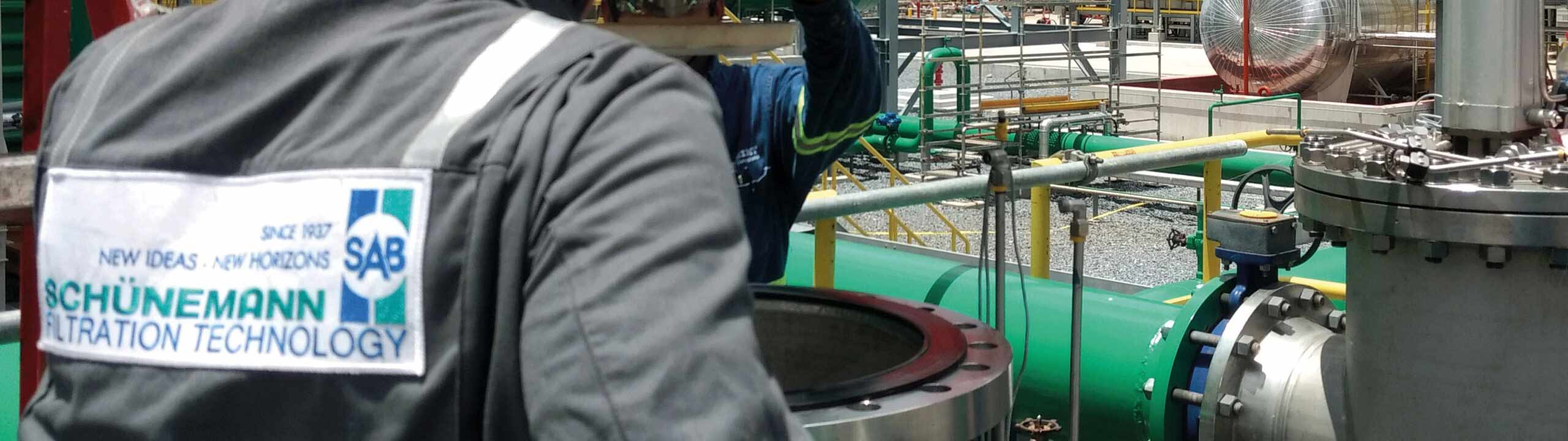Schuenemann Servicemonteur untersucht Filter auf Baustelle