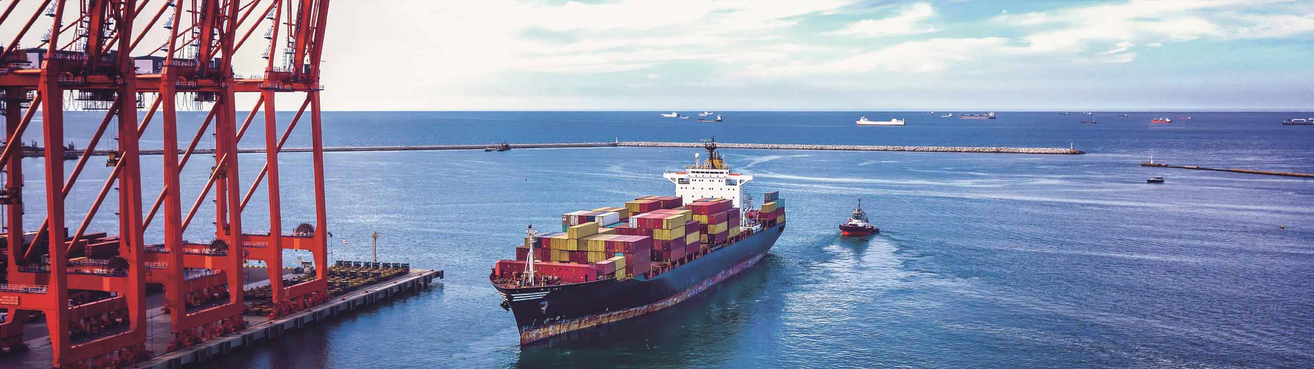 Panoramabild Ozean, links Offshoreanlage, mittig ein Schiff