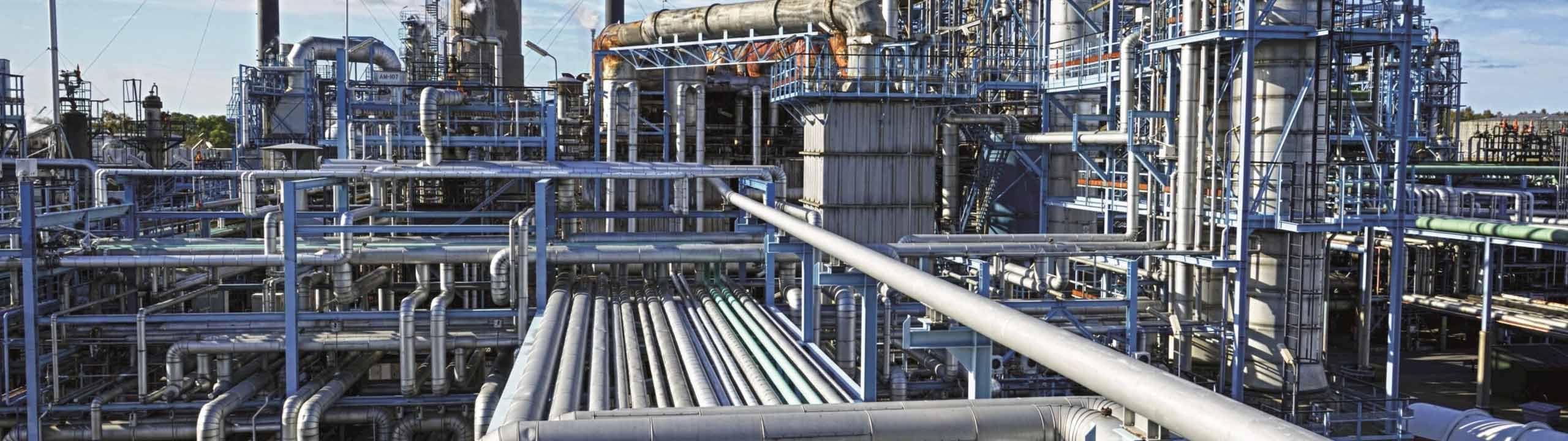 Industrielle Filtrationsloesung, Vielzahl an Rohren in Geruest