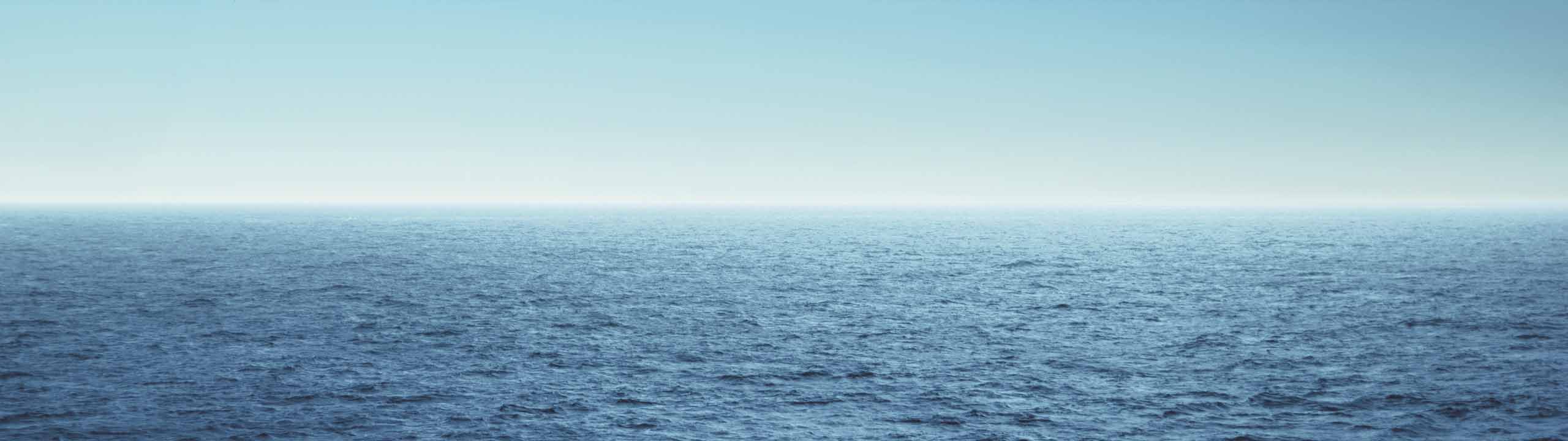 Ozean unter blauem Himmel