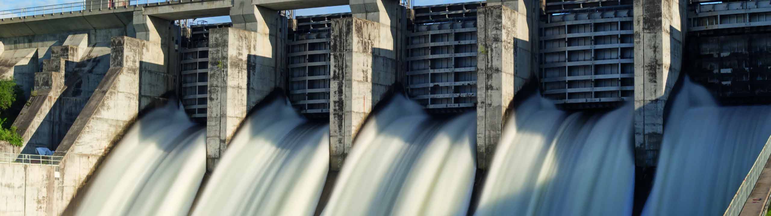 Wasserkraftwerk, Wasserabfluss am Wehr