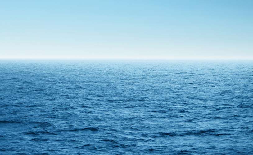 Ozean unter blauem Himmel