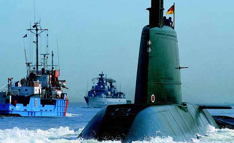 U-Boot und zwei Schiffe auf See
