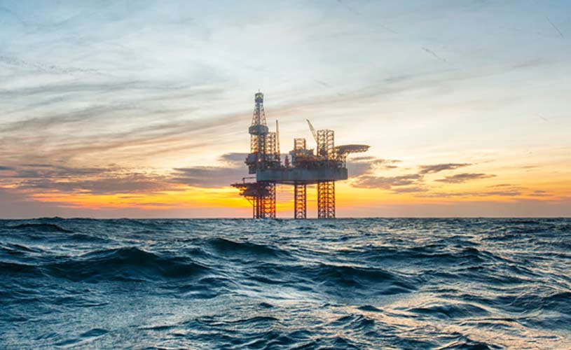 Offshore Anlage vor Sonnenuntergang, Wasser im Vordergrund