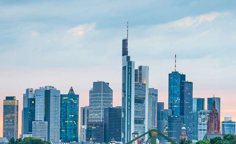 Skyline einer grossen Stadt mit Wolkenkratzern und Baeumen