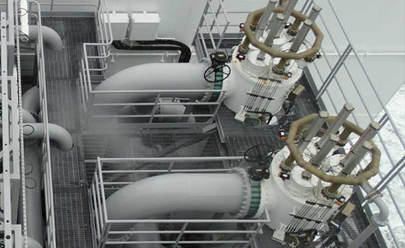 Mehrere Filtrationsanlagen auf grauem Oberdeck