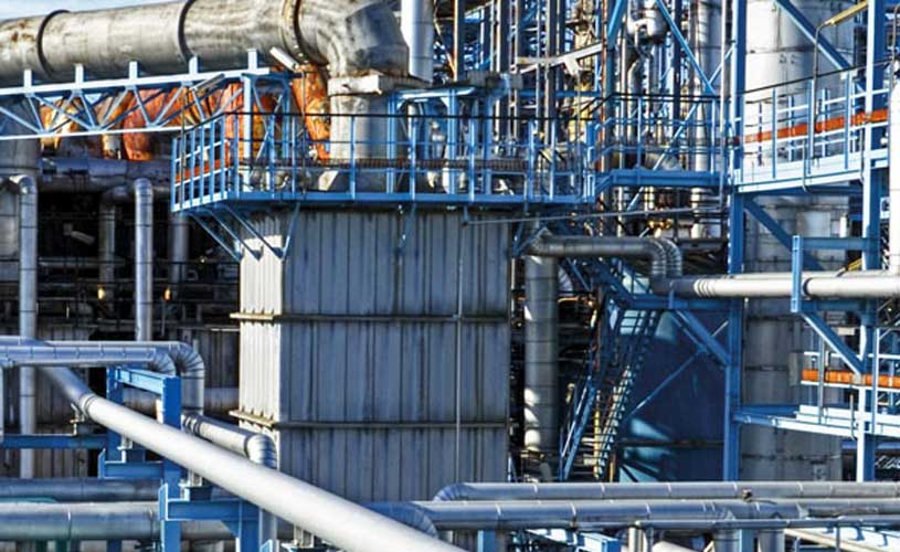 Industrielle Filtrationsloesung, Vielzahl an Rohren in Geruest