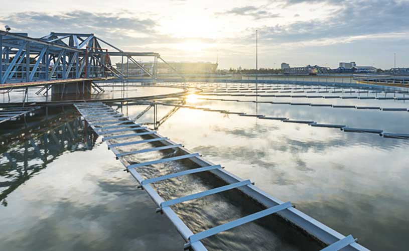 Klaeranlage Wasserbecken, Sonne spiegelt sich im Wasser