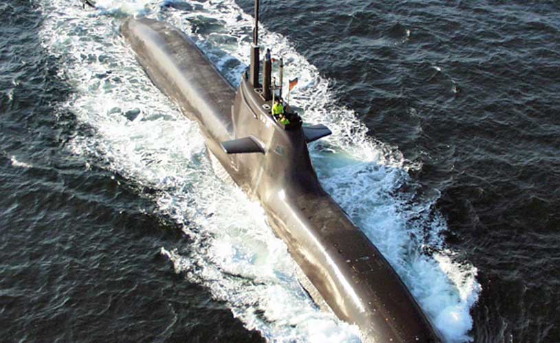 U-Boot an Wasseroberflaeche von oben