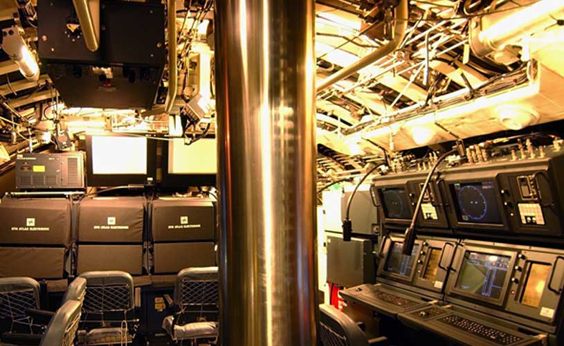 Raum in einem U-Boot, viele Ventile an der Wand