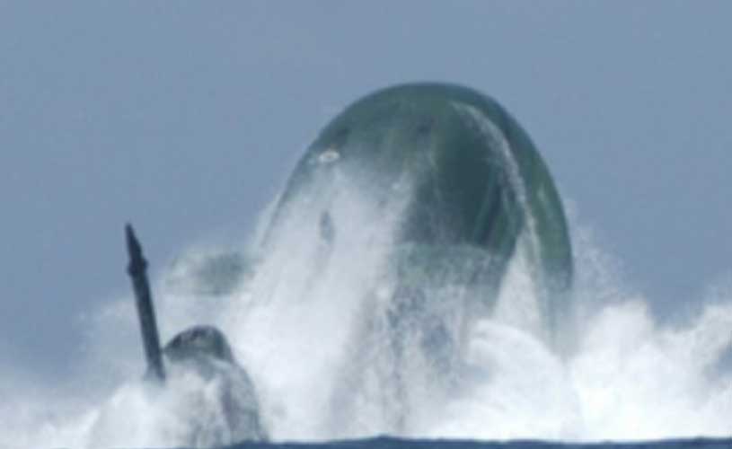 U-Boot an Wasseroberflaeche von oben