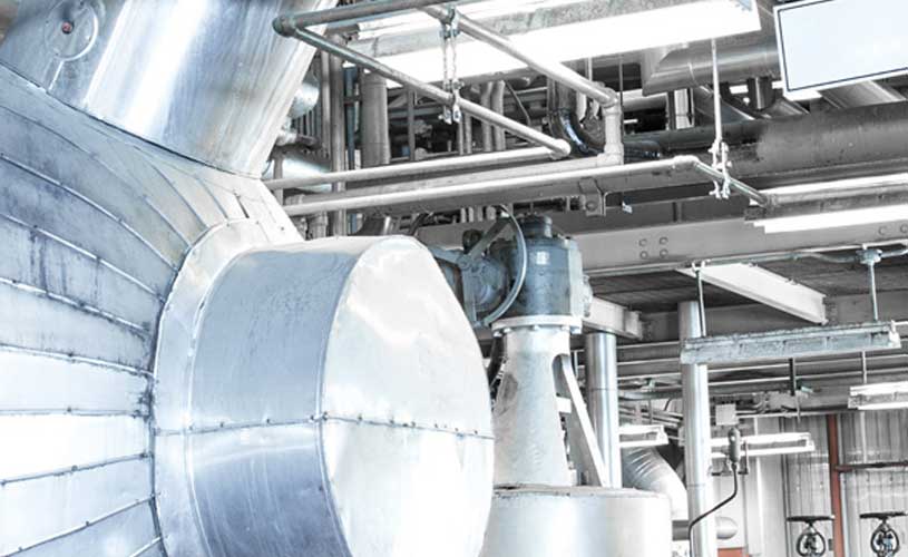 Industriehalle, Metallbehaelter und Rohre