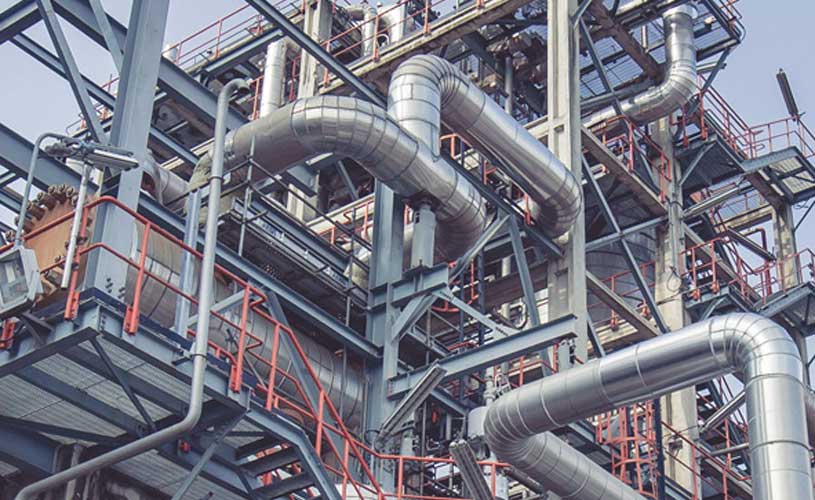 Industrielle Anlage mit vielen Rohren