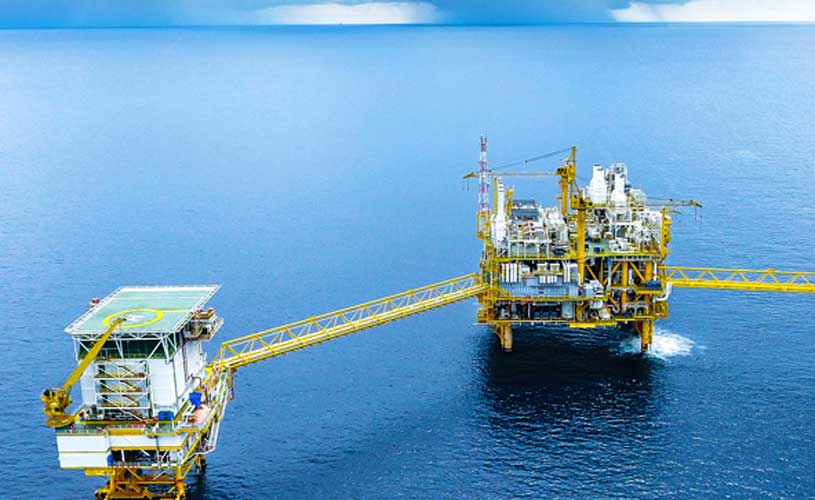 Zwei Offshore Plattformen im Wasser, ueber Bruecke verbunden
