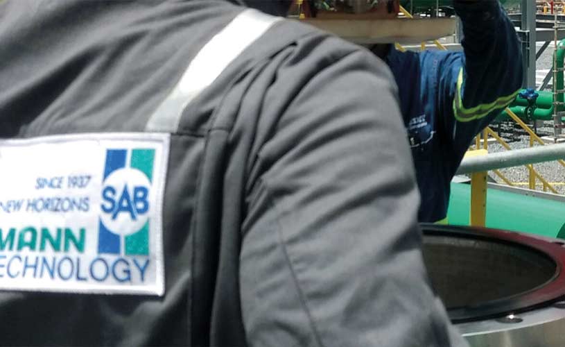 Servicetechniker in Sicherheitskleidung repariert ein Ventil