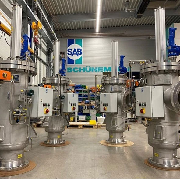 Vier F451 Filter in Lagerhalle, SAB-Bremen Logo an Rueckwand