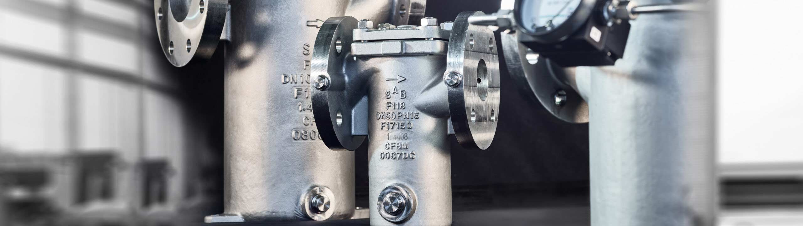 Schuenemann Filter F118 Edelstahl, installiert, verschwommener Hintergrund