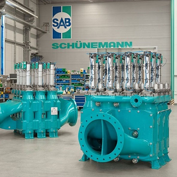 Zwei tuerkisfarbene Automatik Filter F490 in Lagerhalle, SAB-Bremen Logo an der Wand