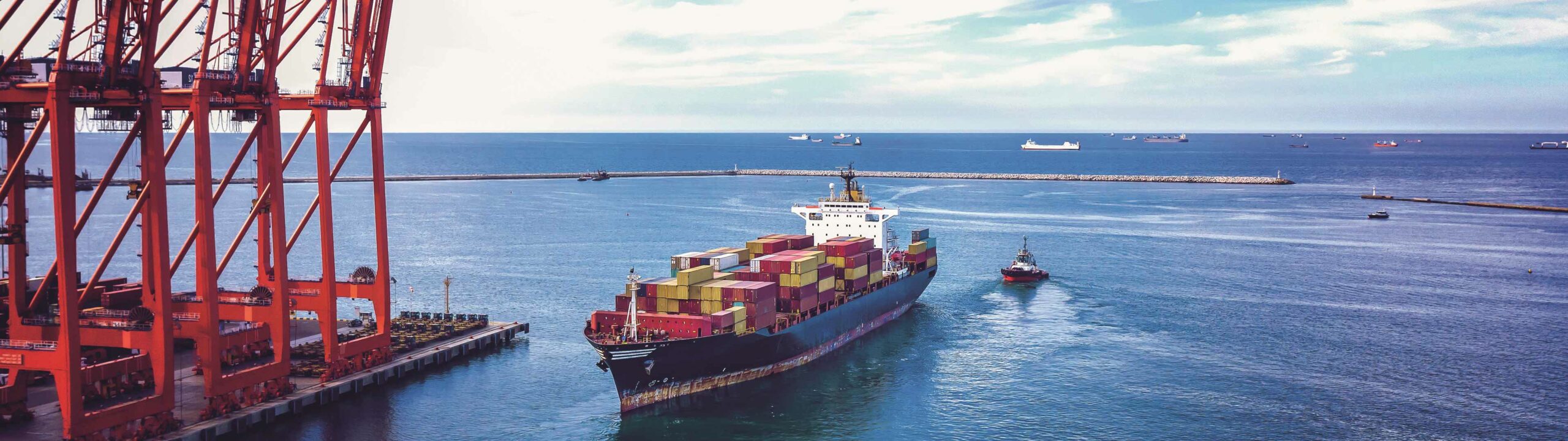 Panoramabild Ozean, links Offshoreanlage, mittig ein Schiff