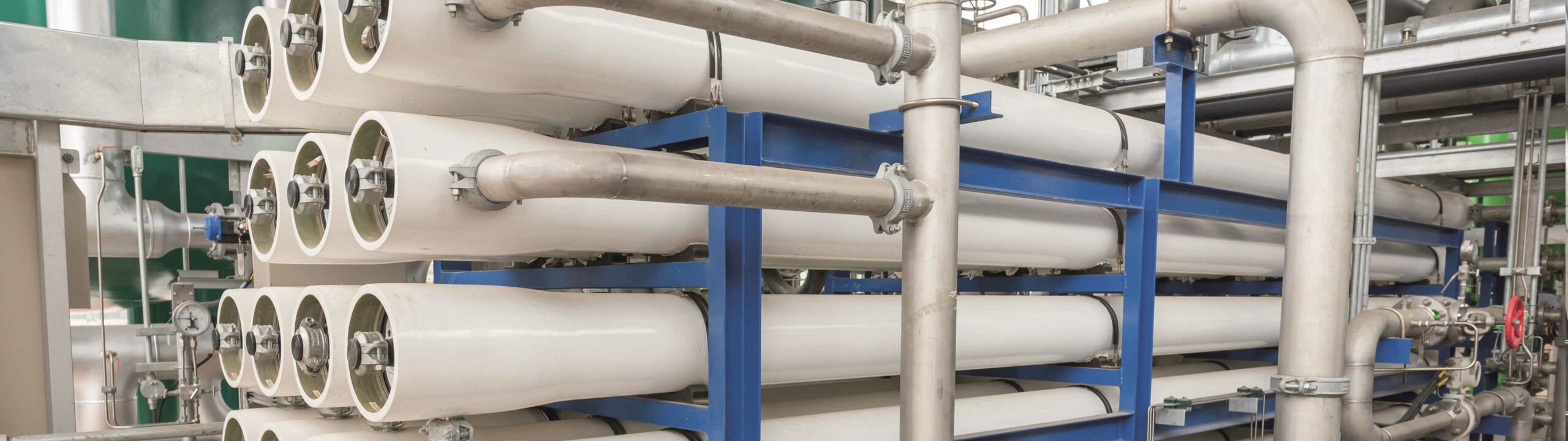 Industrielle Filtrationsloesung, Vielzahl an Rohren in Geruest