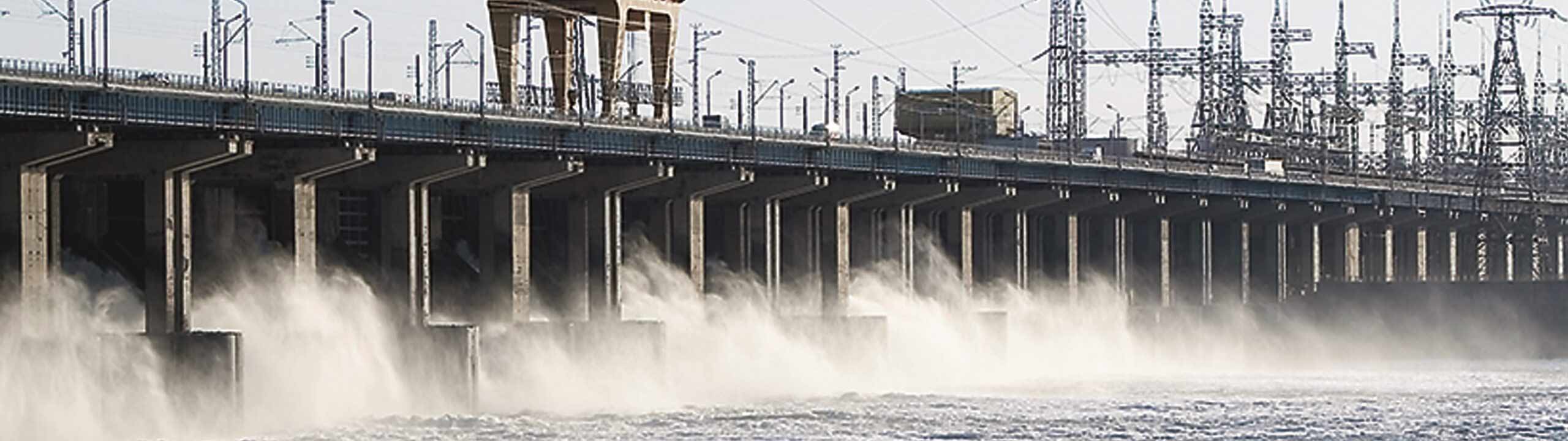 Grosses Wasserkraftwerk Wasserabfluss am Wehr