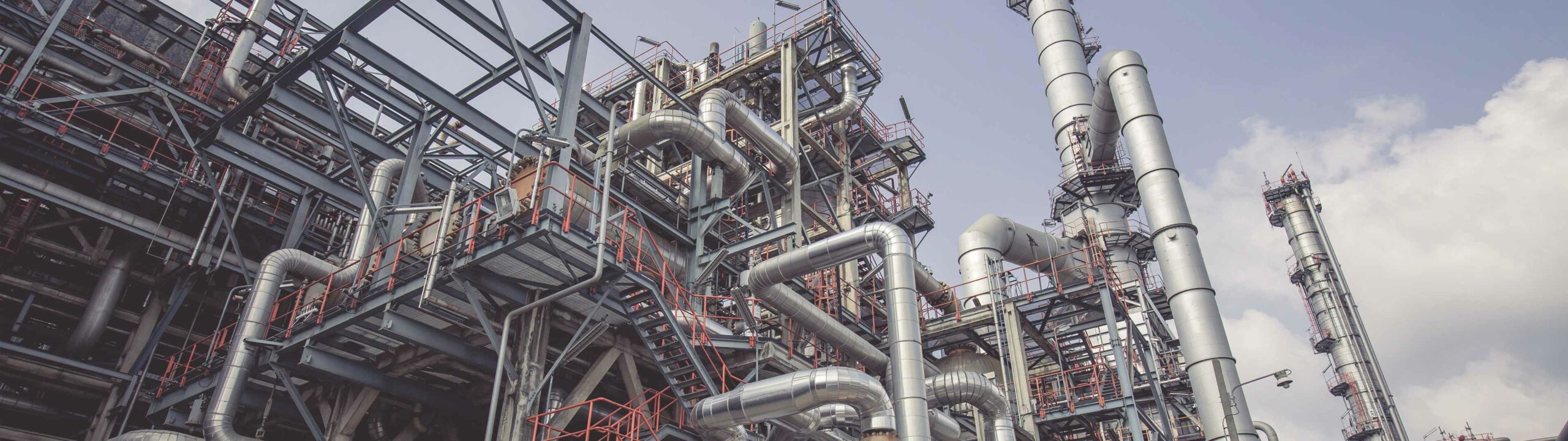 Industrielle Anlage mit vielen Rohren