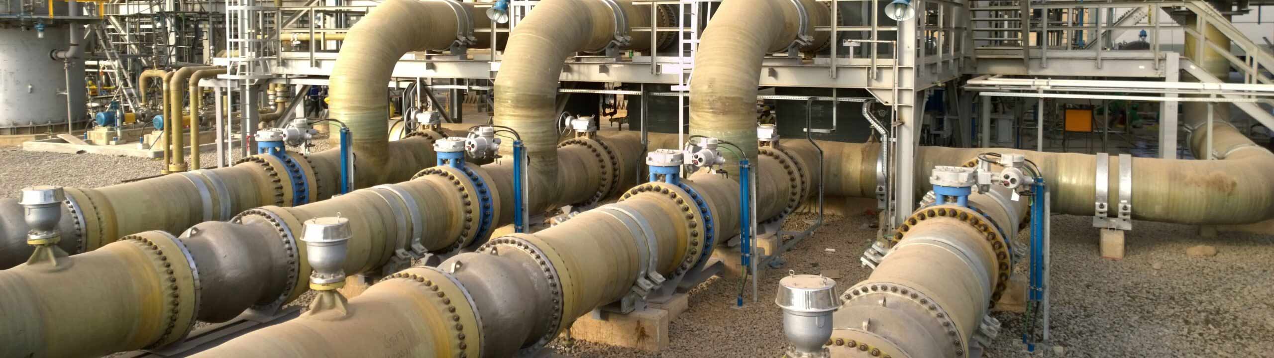 Große, gelbe Rohre auf einer industriellen Anlage