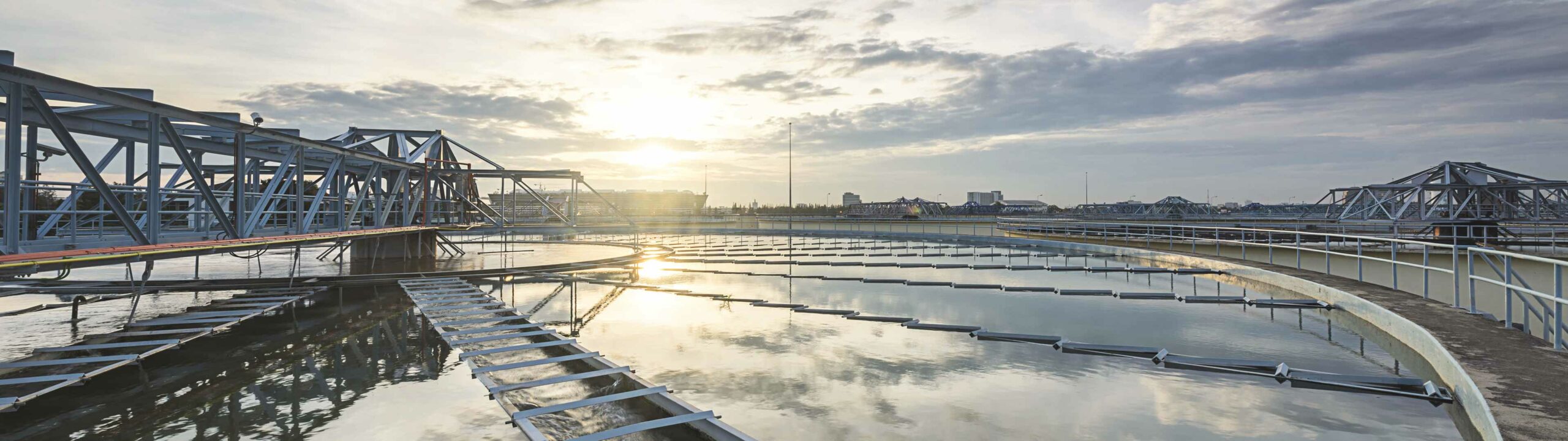 Klaeranlage Wasserbecken, Sonne spiegelt sich im Wasser