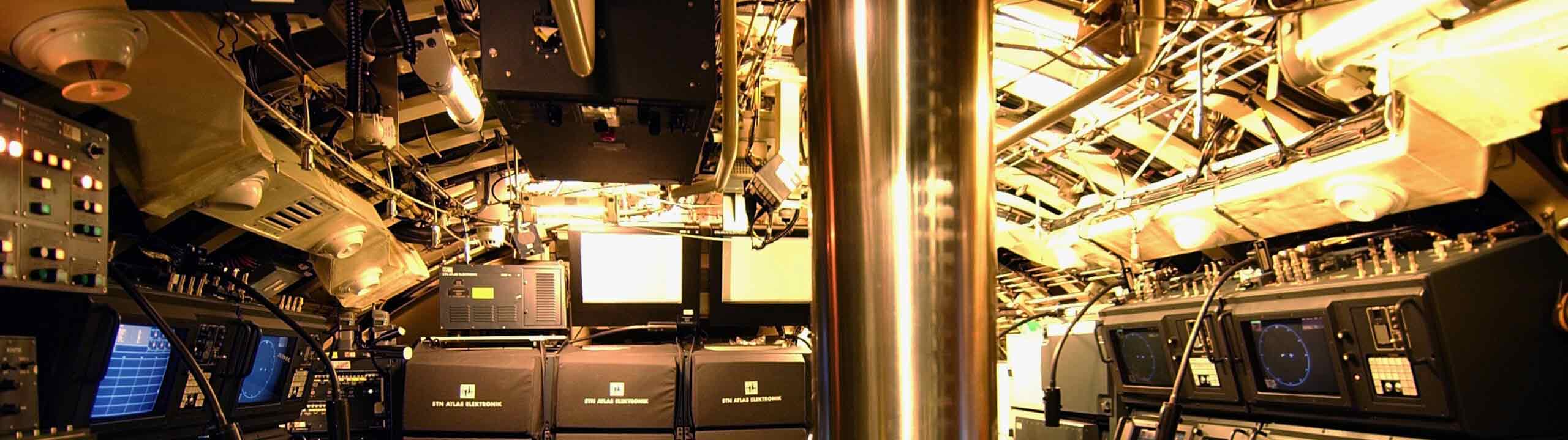 Raum in einem U-Boot, viele Ventile an der Wand