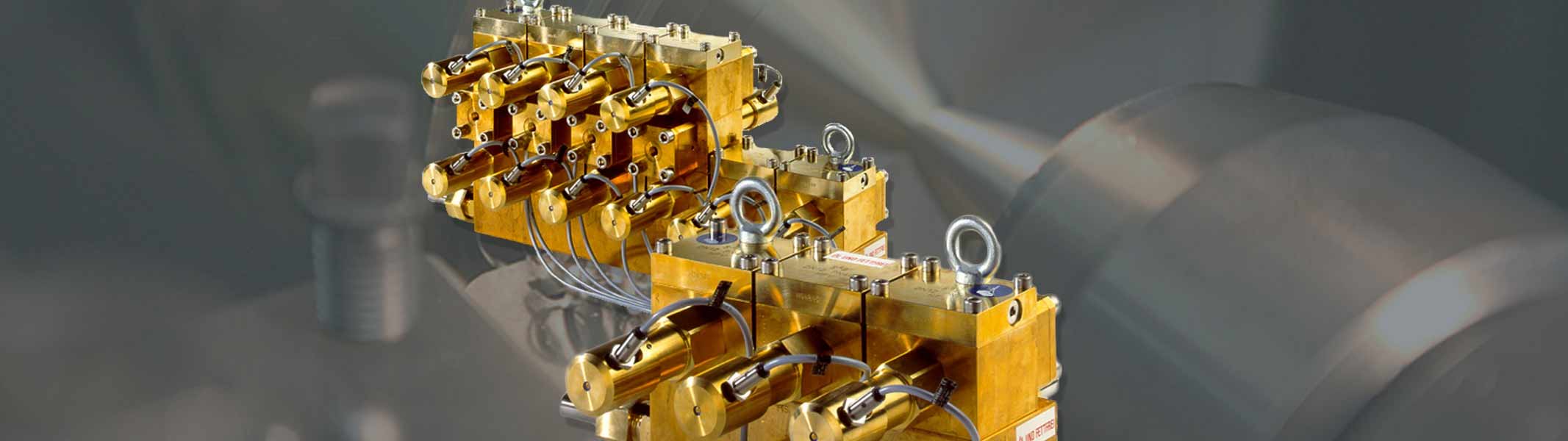 Zwei Multifunktionsventile, freigestellt vor verschwommenem Hintergrund