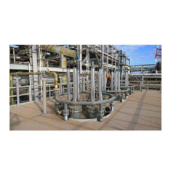Filtrationskomplex auf einem Dach, viele Rohre
