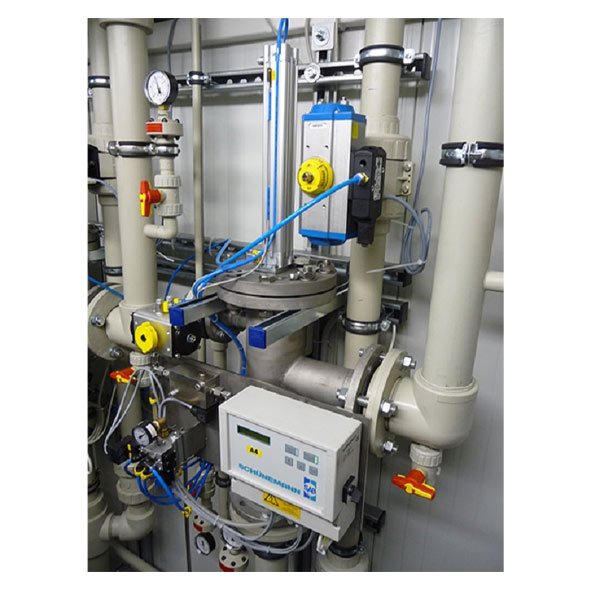 Eingebaute Filtrationsanlage mit Rohren und Bedienpult